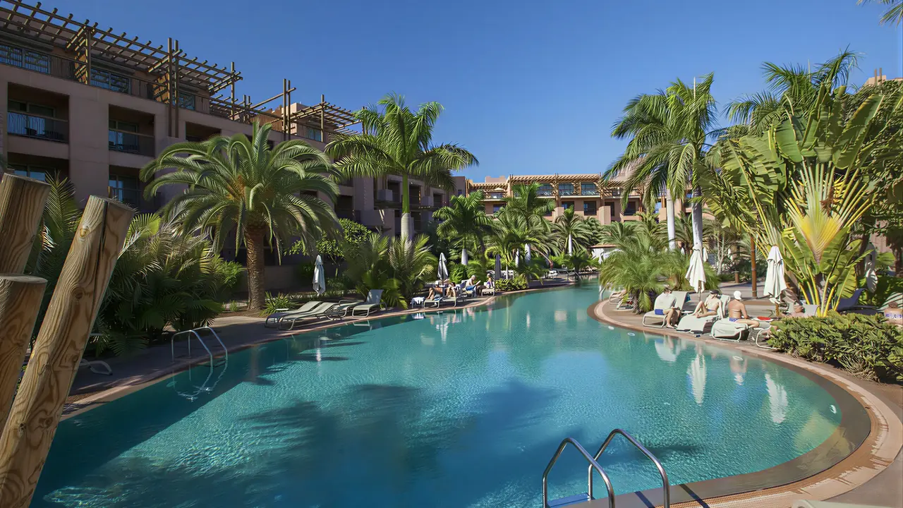 Basen z leżakami w Lopesan Baobab Resort