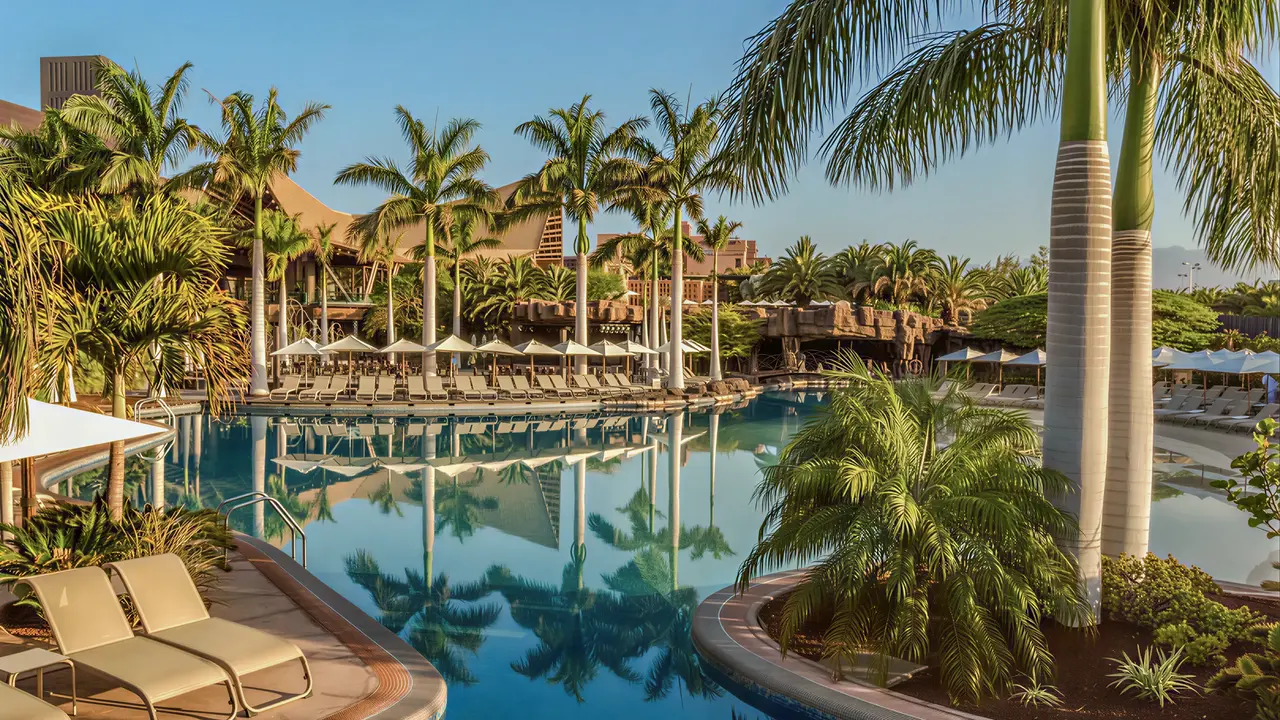Basen z leżakami i palmami w Lopesan Baobab Resort