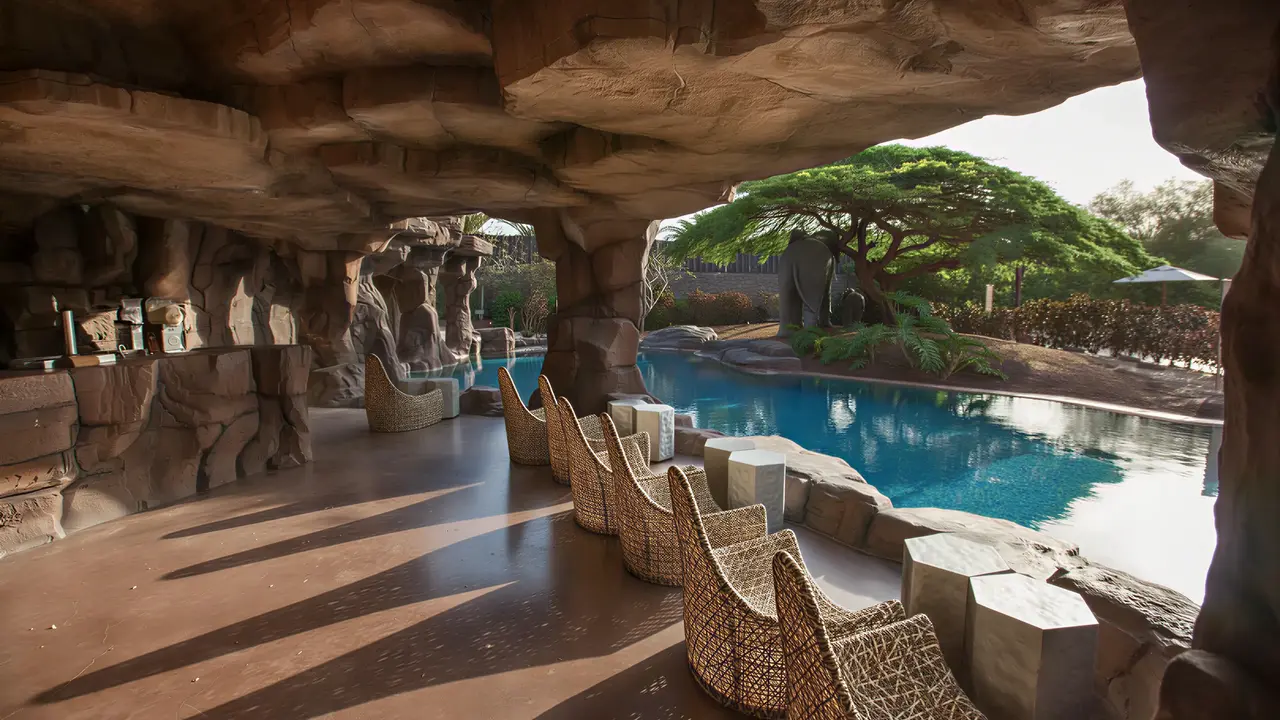 Basen i strefa wypoczynku w Lopesan Baobab Resort