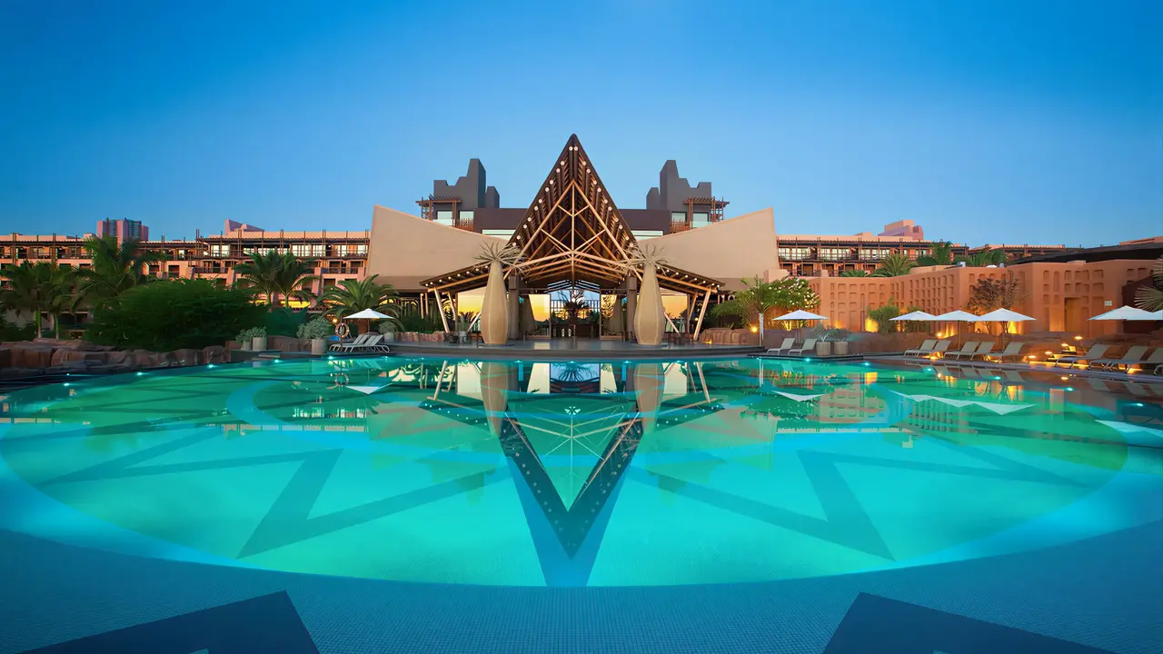 Basen w hotelu Lopesan Baobab Resort o zmierzchu