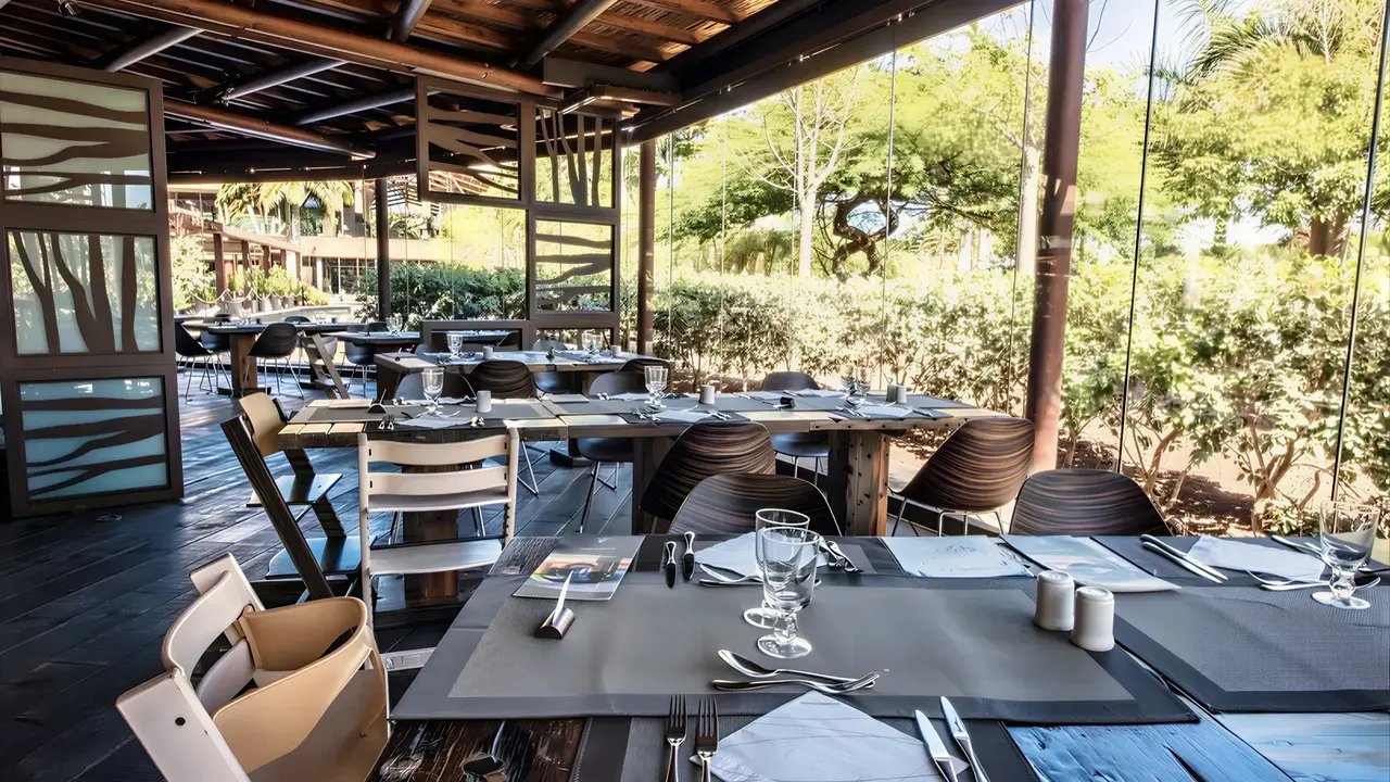 Restauracja w Lopesan Baobab Resort z nakrytymi stołami