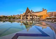 Widok na budynek i basen w Lopesan Baobab Resort