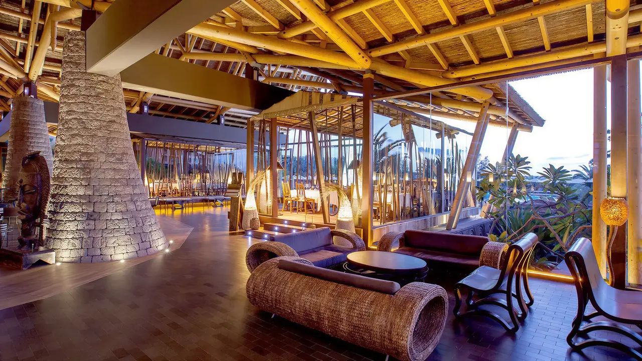 Wnętrze eleganckiego lobby w Lopesan Baobab Resort