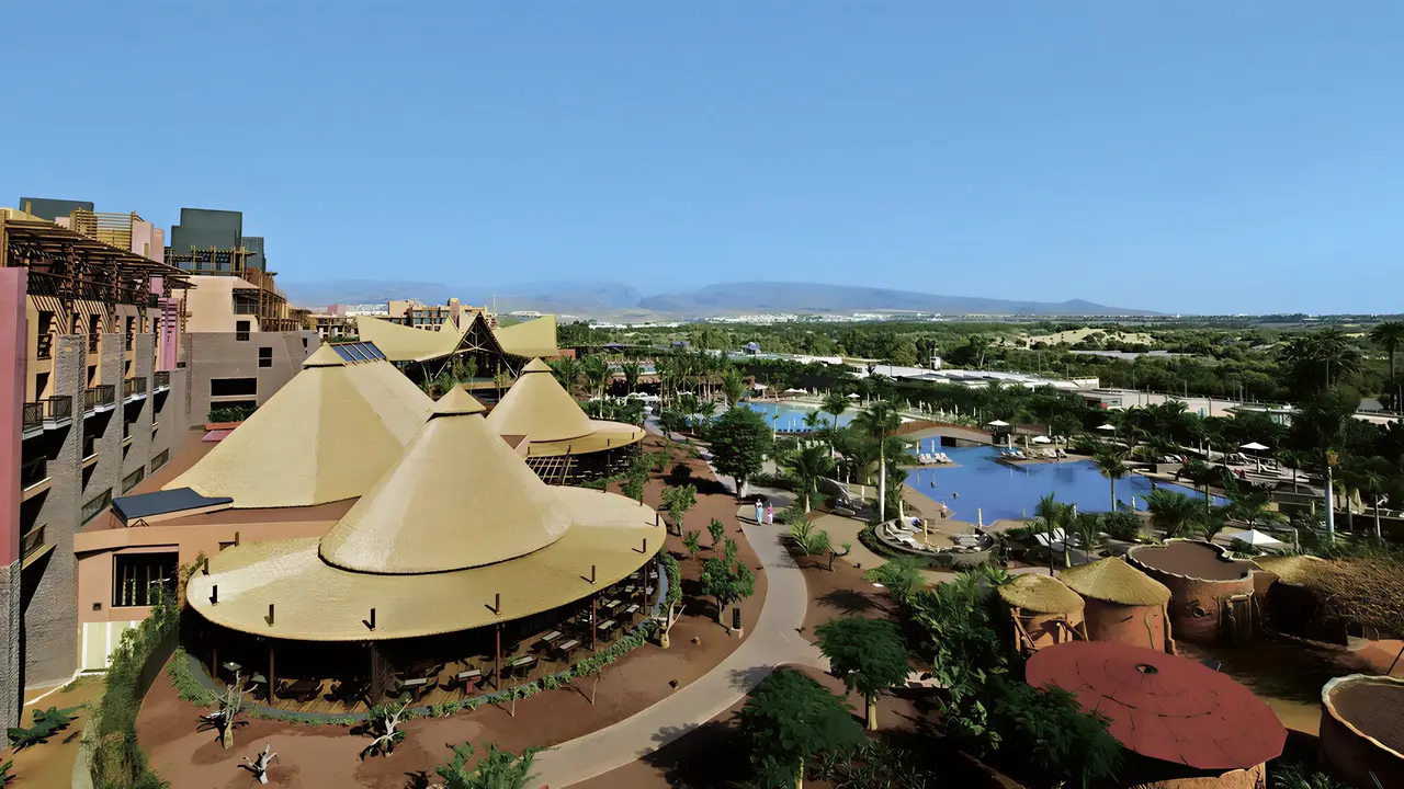 Widok na kompleks budynków Lopesan Baobab Resort z basenami
