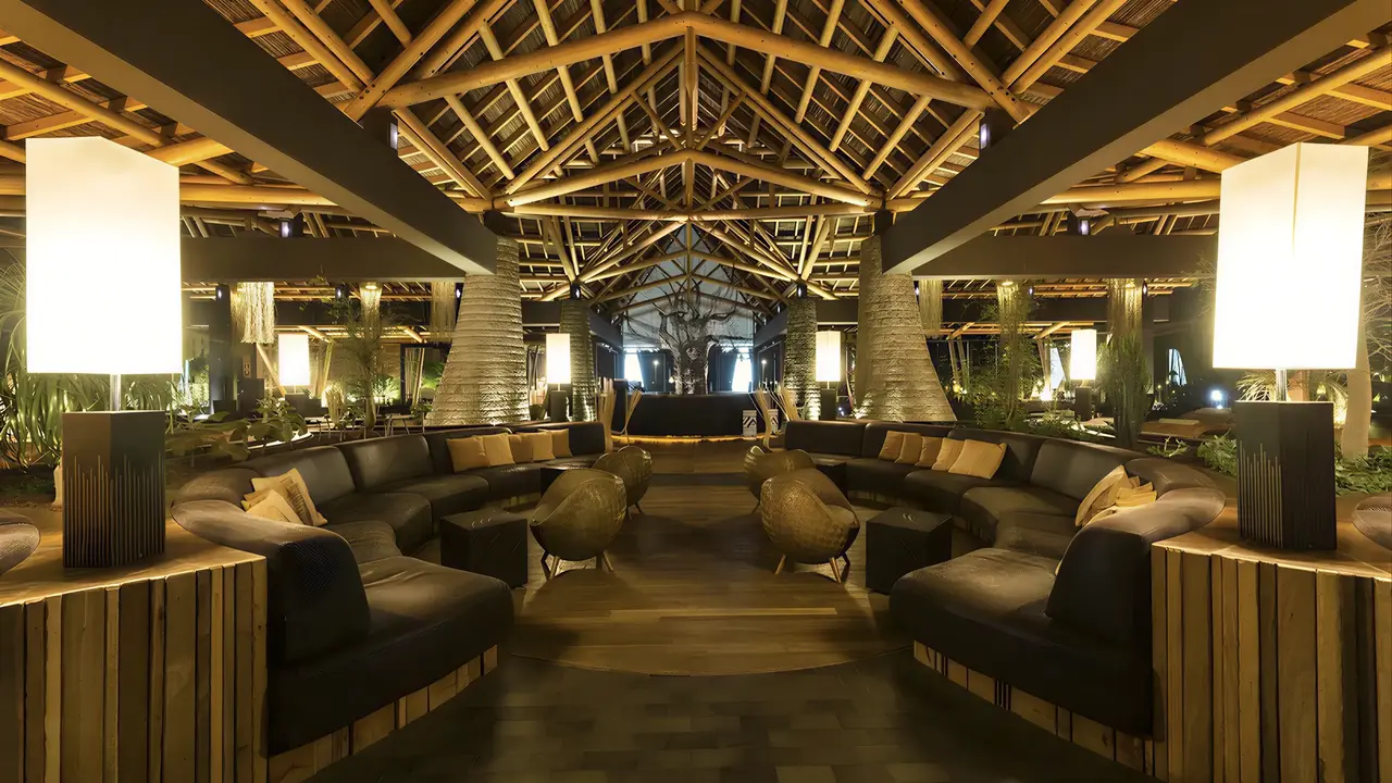 Wnętrze eleganckiego lobby w Lopesan Baobab Resort