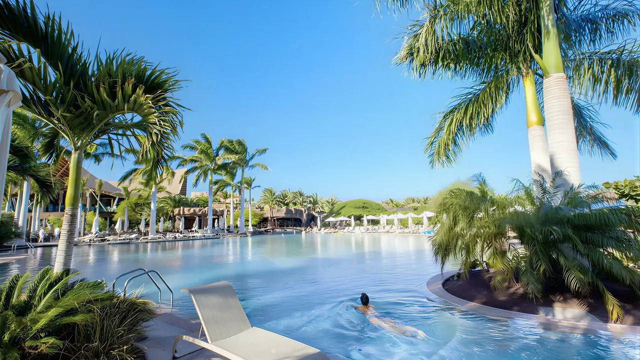 Basen z leżakami w hotelu Lopesan Baobab Resort