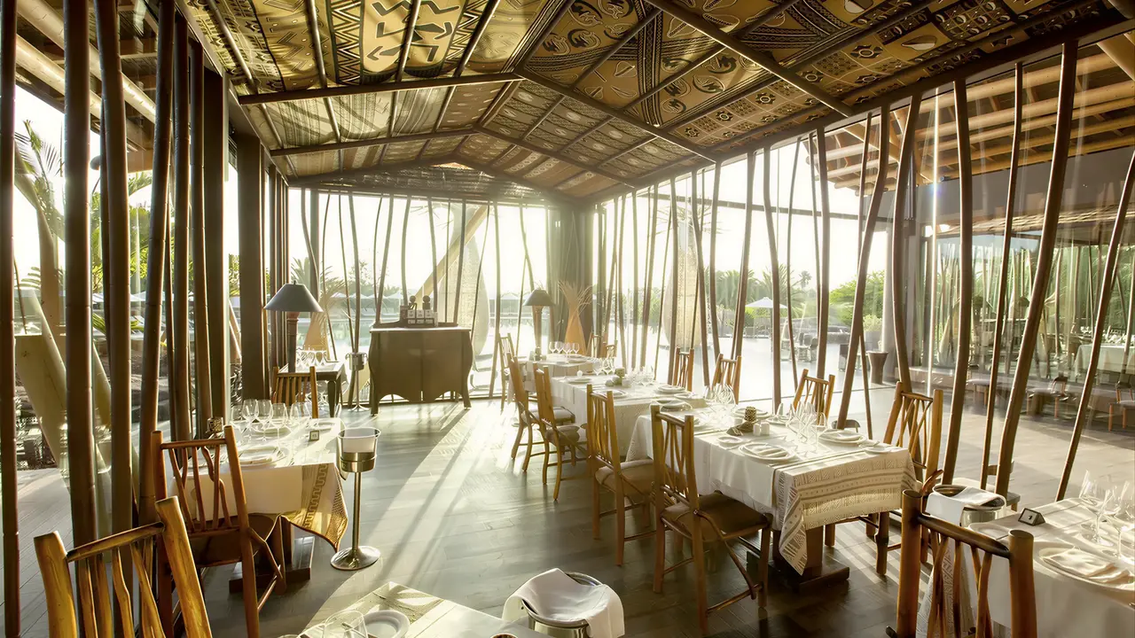 Elegancka restauracja w Lopesan Baobab Resort z nakrytymi stołami