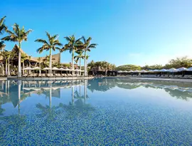 Basen z leżakami i palmami w Lopesan Baobab Resort