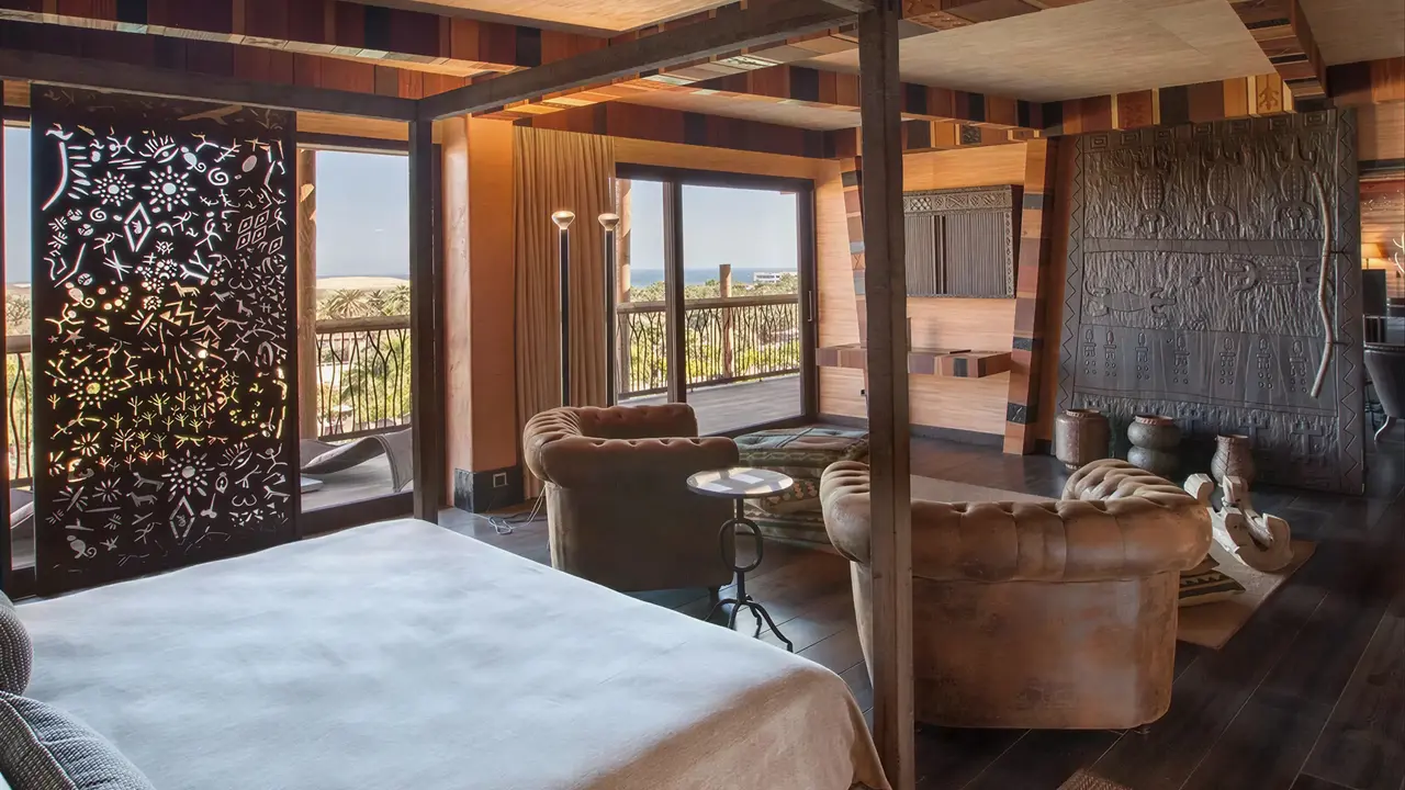 Wnętrze sypialni w Lopesan Baobab Resort z widokiem na zewnątrz