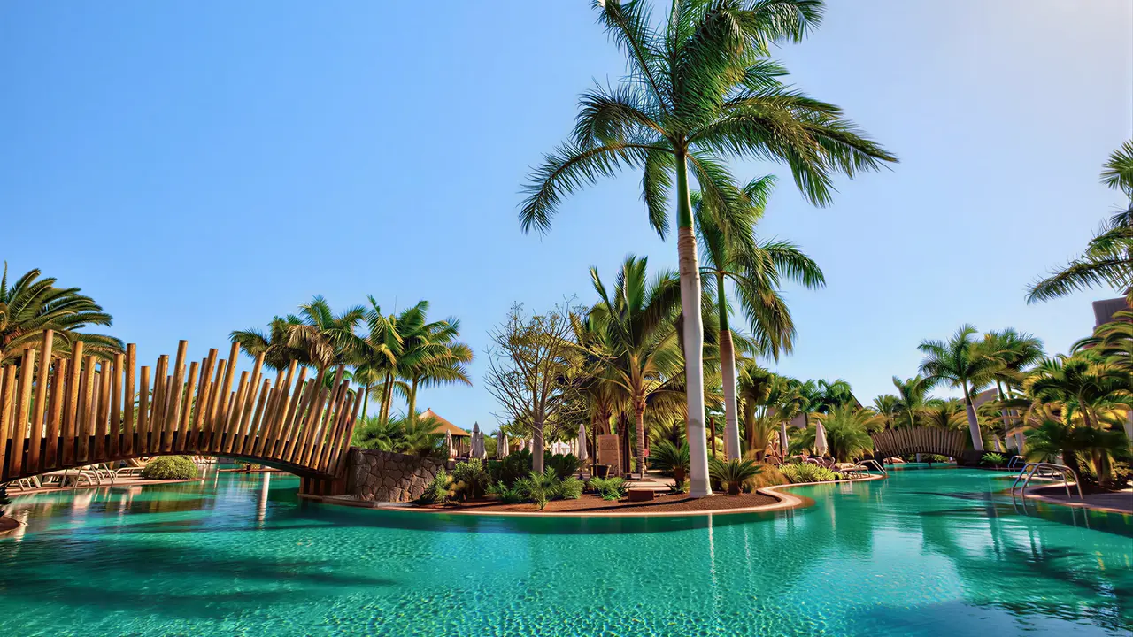 Basen z drewnianym mostkiem w Lopesan Baobab Resort