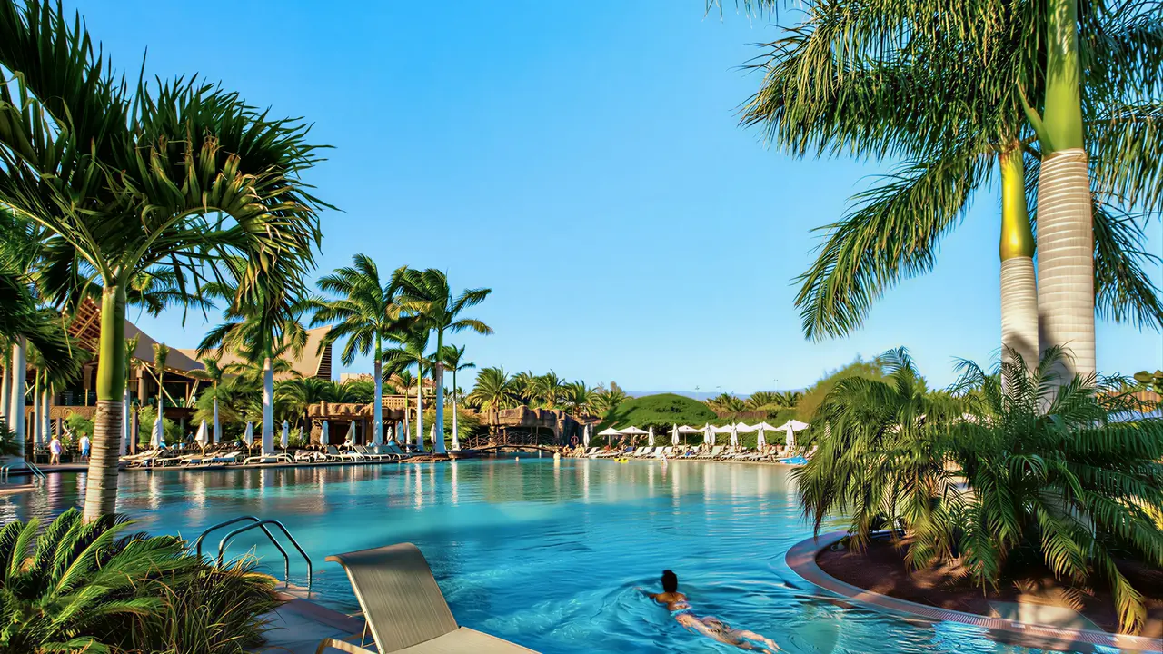 Basen z leżakami w Lopesan Baobab Resort
