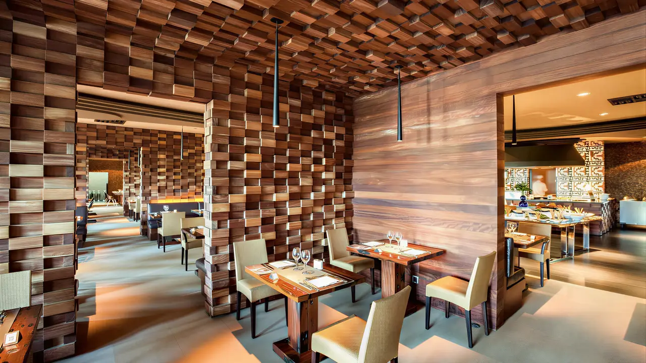 Elegancka restauracja w Lopesan Baobab Resort z drewnianym wykończeniem