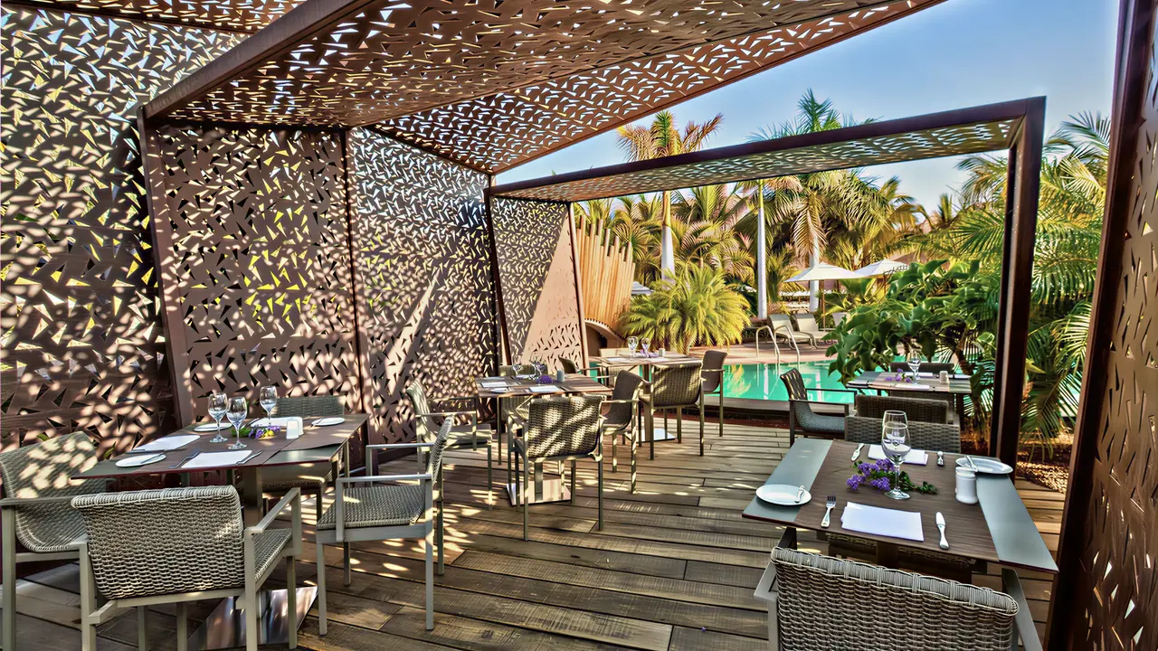 Restauracja na świeżym powietrzu w Lopesan Baobab Resort