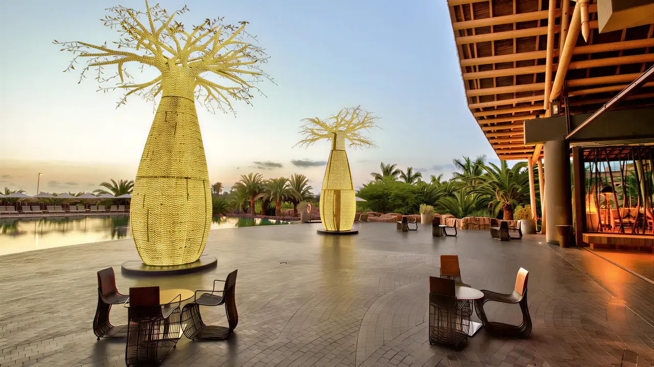 Nowoczesny taras zewnętrzny w Lopesan Baobab Resort z dekoracjami