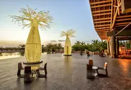 Nowoczesny taras zewnętrzny w Lopesan Baobab Resort z dekoracjami