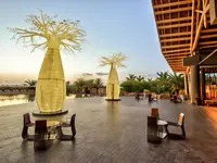 Nowoczesny taras zewnętrzny w Lopesan Baobab Resort z dekoracjami