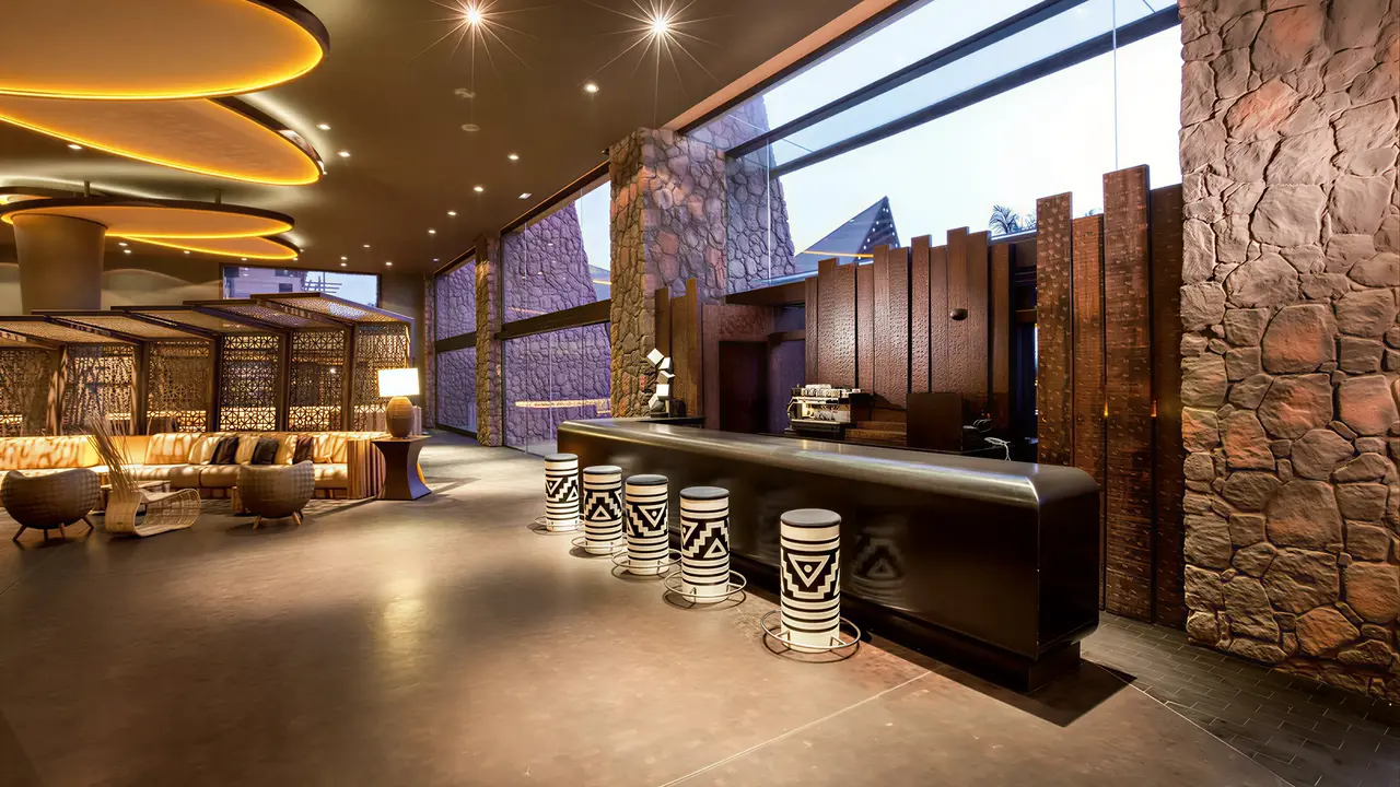 Elegancki bar w hotelu Lopesan Baobab Resort