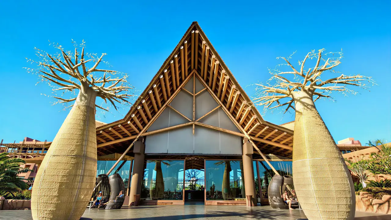 Główny wejście do Lopesan Baobab Resort z dekoracyjnymi drzewami