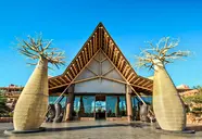 Główny wejście do Lopesan Baobab Resort z dekoracyjnymi drzewami