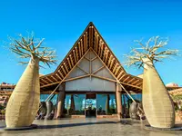 Główny wejście do Lopesan Baobab Resort z dekoracyjnymi drzewami