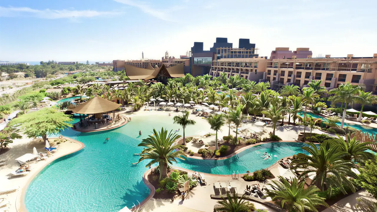 Widok na kompleks basenów w Lopesan Baobab Resort