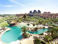 Widok na kompleks basenów w Lopesan Baobab Resort