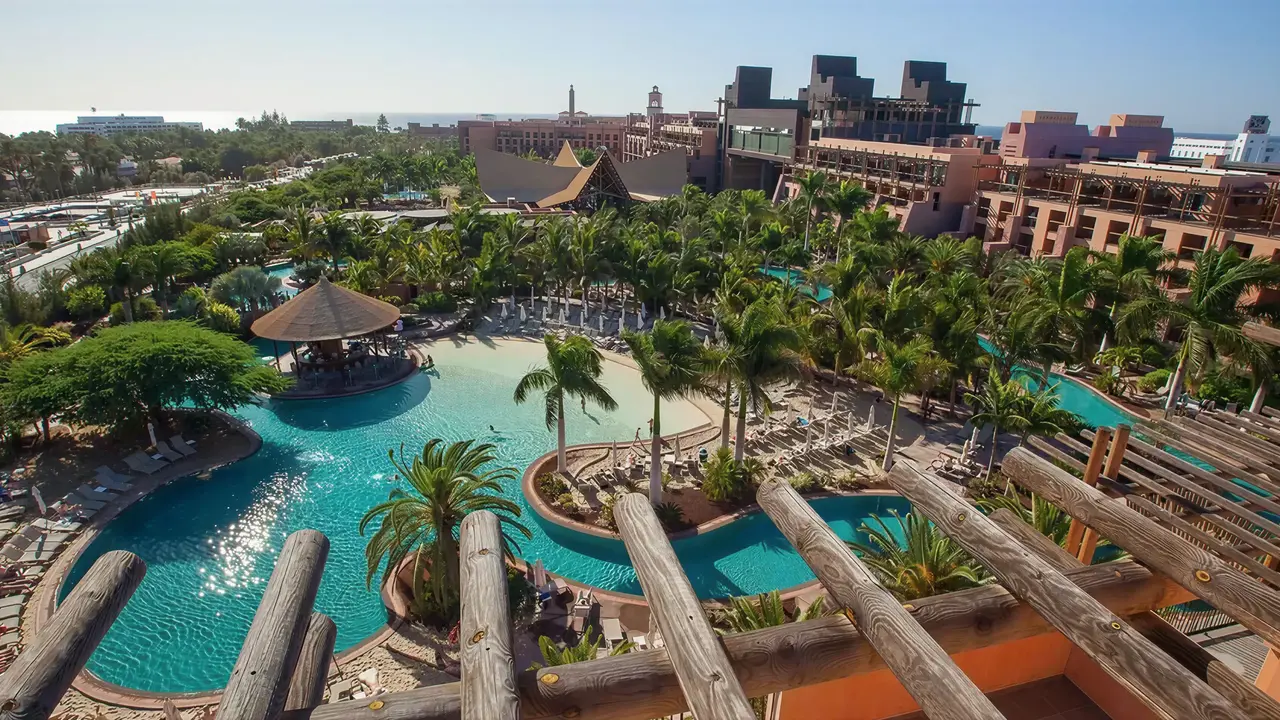 Panoramiczny widok na kompleks Lopesan Baobab Resort