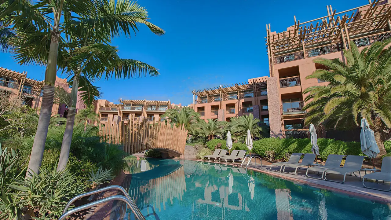 Basen z leżakami w hotelu Lopesan Baobab Resort