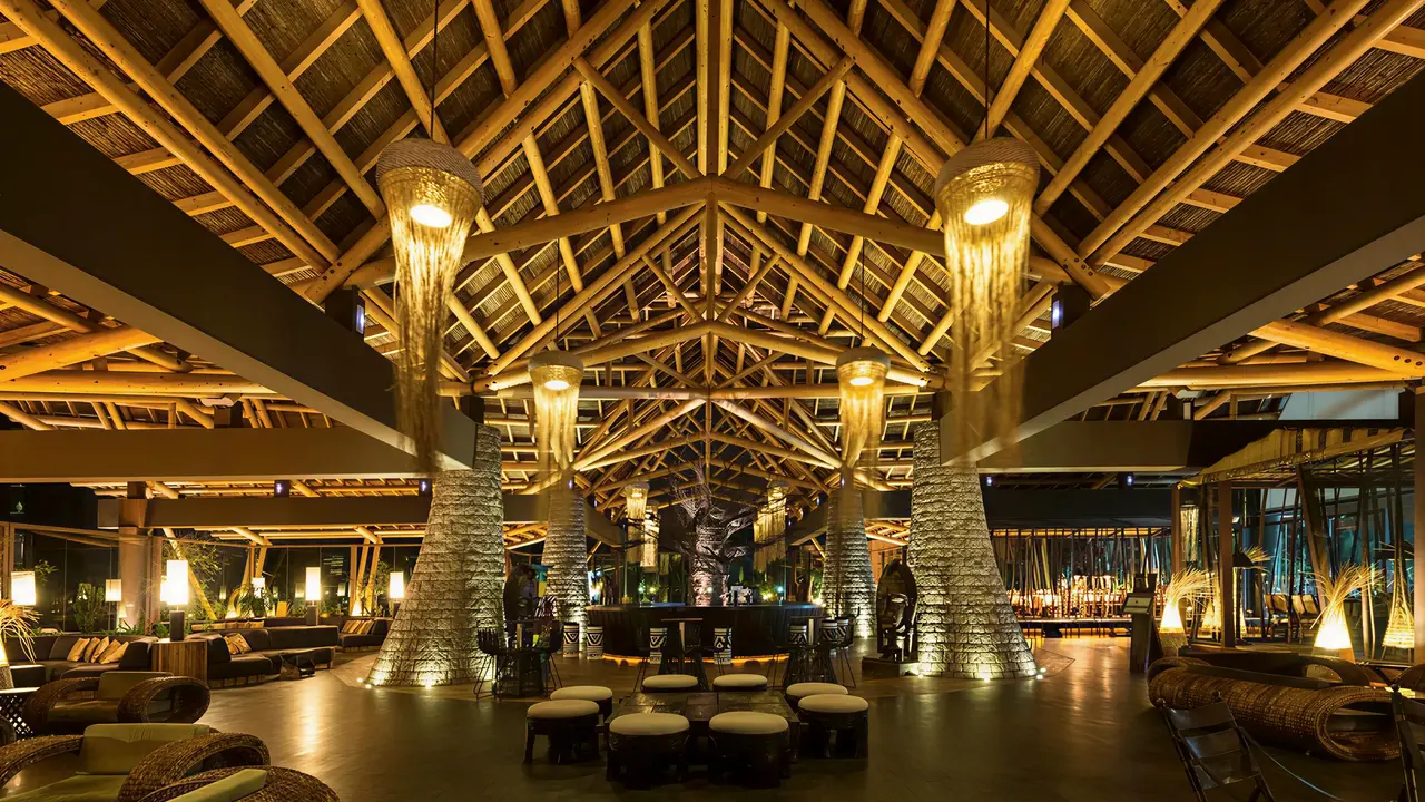 Wnętrze eleganckiego lobby w Lopesan Baobab Resort