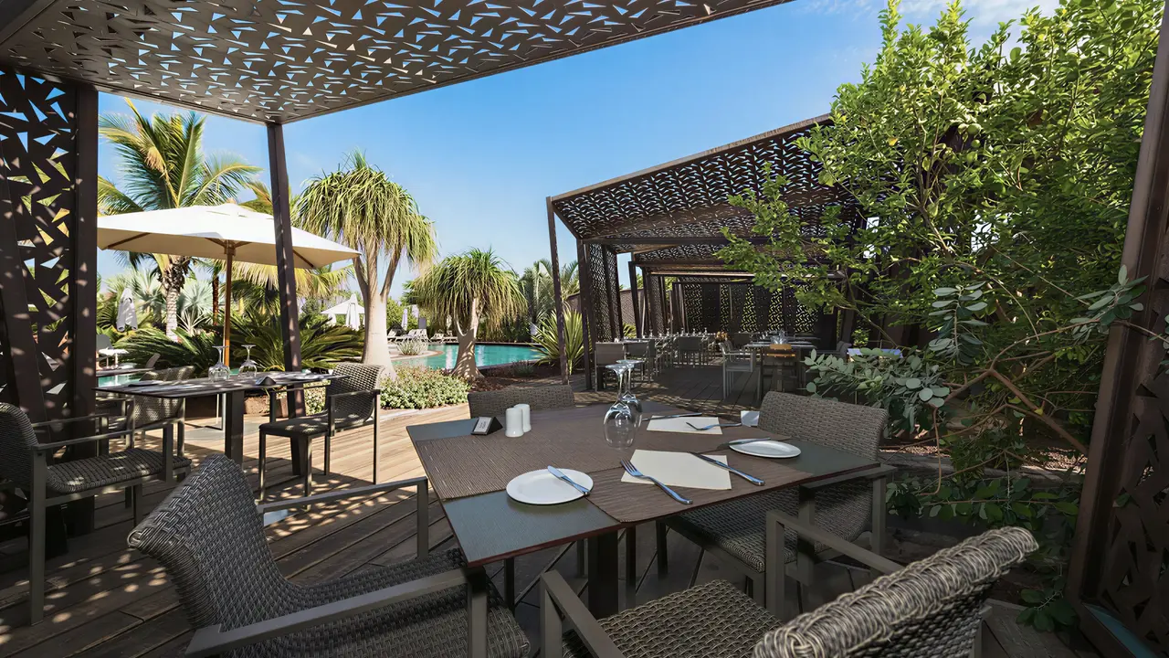 Stolik restauracyjny na tarasie w Lopesan Baobab Resort