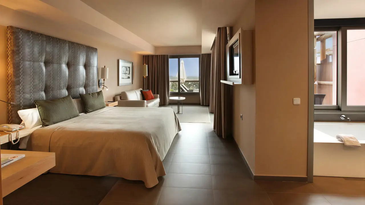 Przytulna sypialnia w Lopesan Baobab Resort