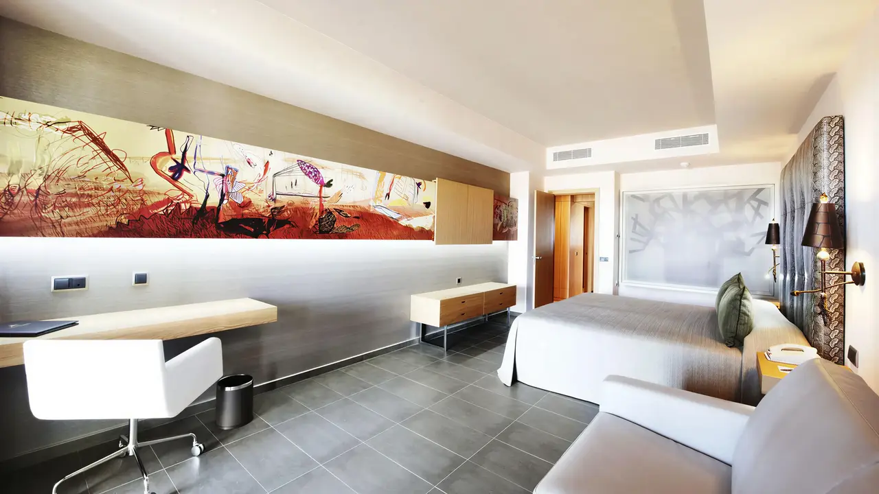 Nowoczesny pokój z łóżkiem w Lopesan Baobab Resort