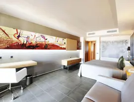 Nowoczesny pokój z łóżkiem w Lopesan Baobab Resort