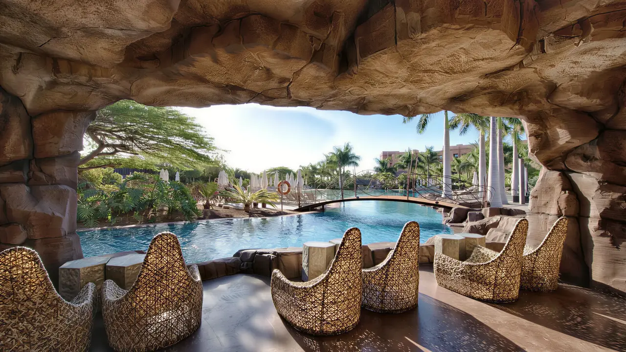 Strefa wypoczynku przy basenie w Lopesan Baobab Resort