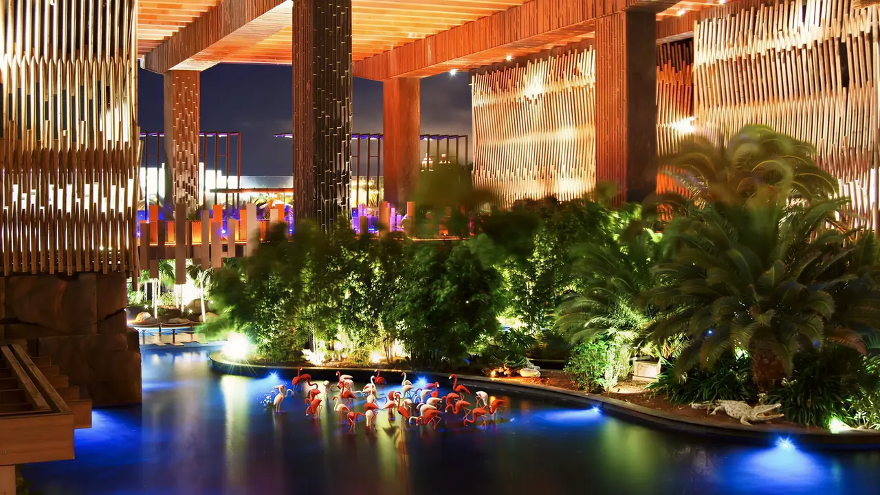 Nowoczesna architektura i oświetlone wnętrze w Lopesan Baobab Resort