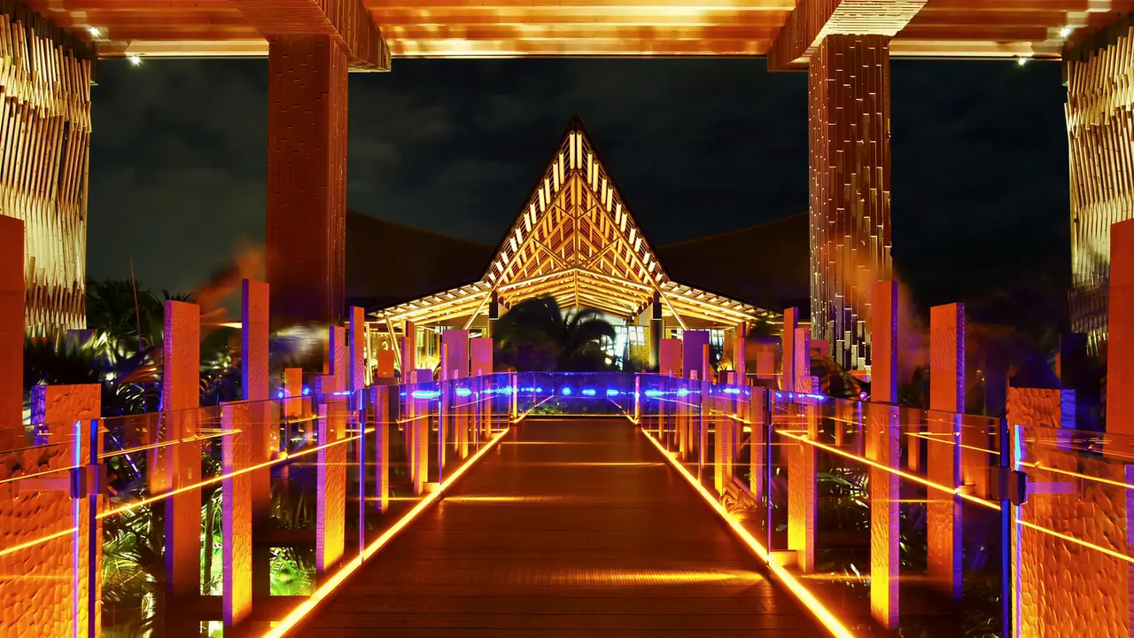 Oświetlony wieczorem wejście do Lopesan Baobab Resort