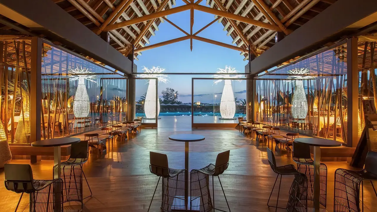 Elegancka restauracja w Lopesan Baobab Resort z widokiem na basen