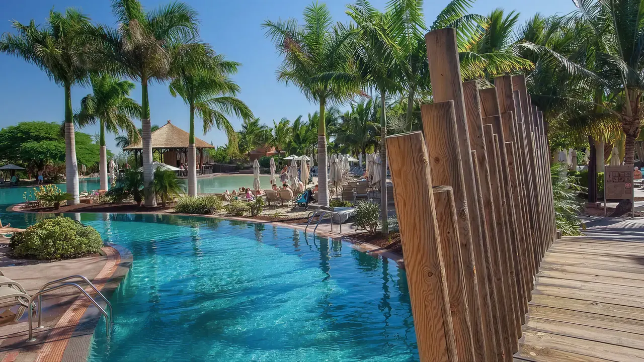Basen z leżakami w hotelu Lopesan Baobab Resort
