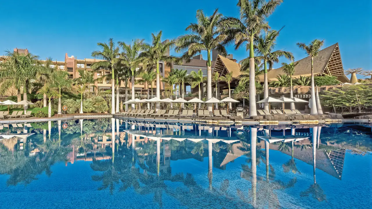 Basen z leżakami w Lopesan Baobab Resort