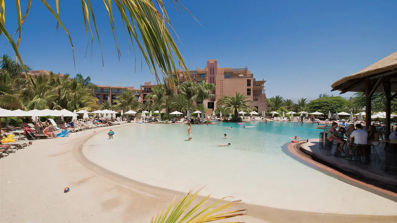 Basen z plażą w Lopesan Baobab Resort