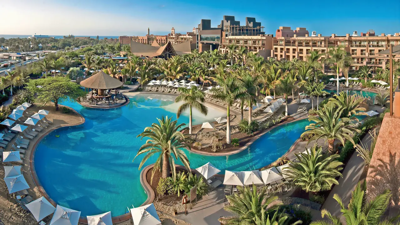 Widok na kompleks basenów w Lopesan Baobab Resort