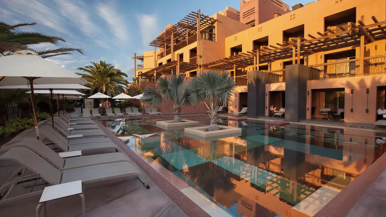 Basen z leżakami w hotelu Lopesan Baobab Resort
