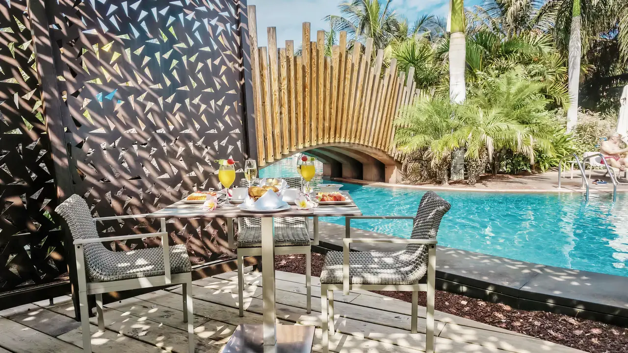 Stolik z jedzeniem przy basenie w Lopesan Baobab Resort