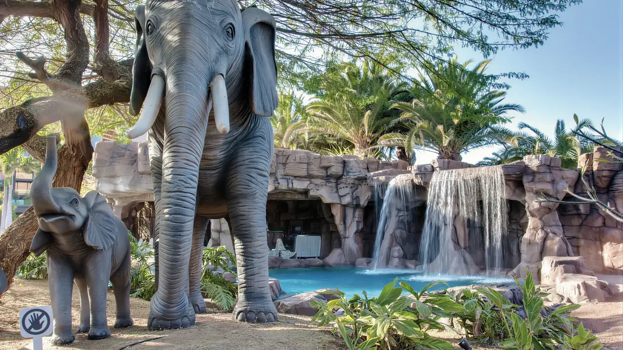 Basen z wodospadem i słoniami w Lopesan Baobab Resort