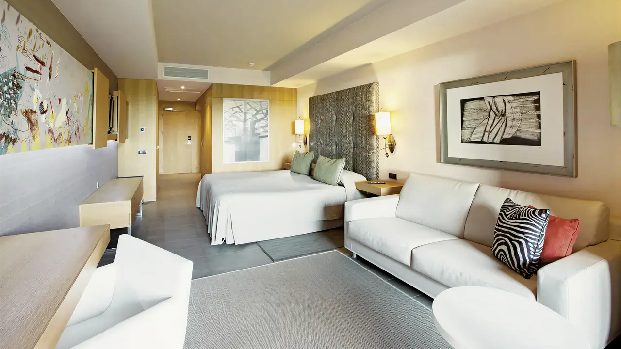 Nowoczesny pokój z łóżkiem i sofą w Lopesan Baobab Resort