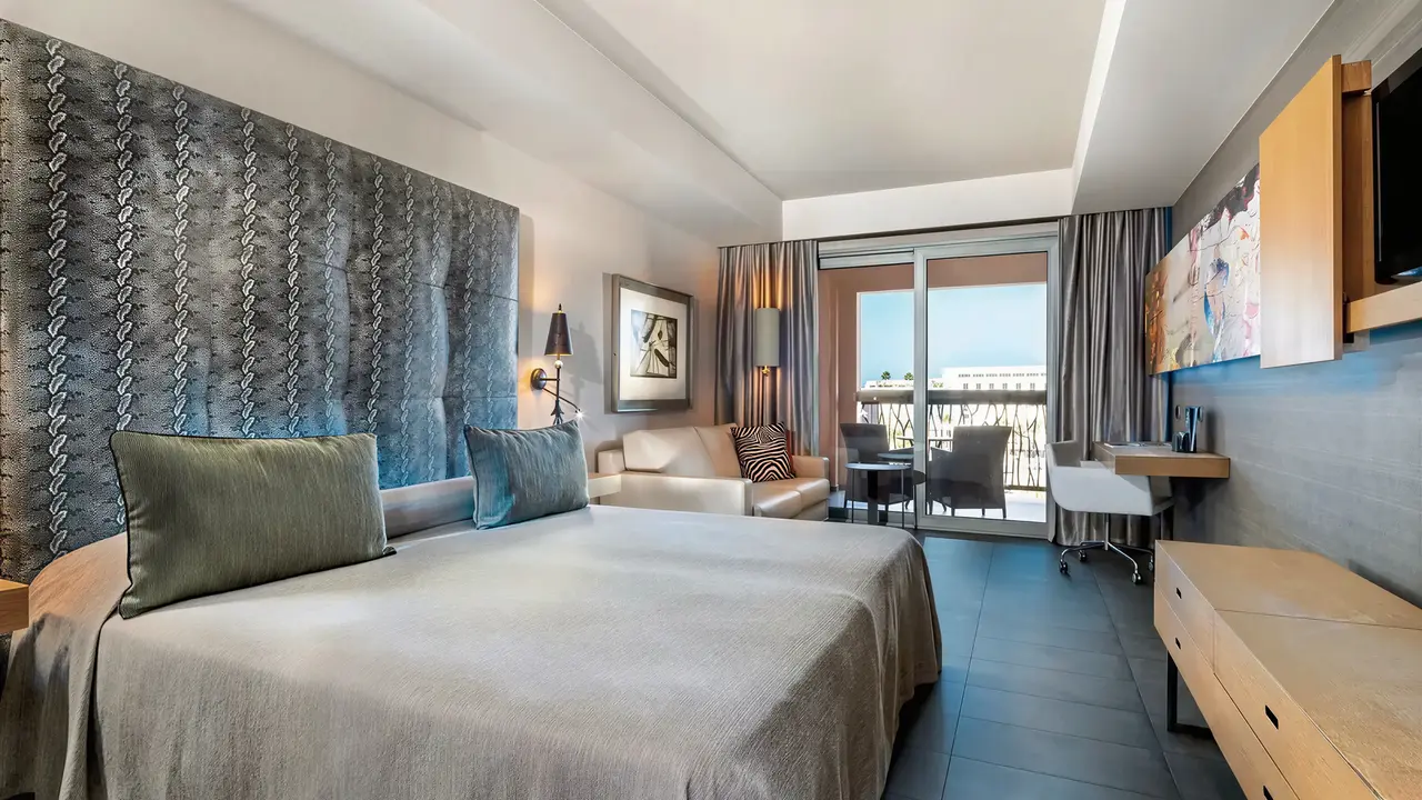 Nowoczesny pokój z łóżkiem w Lopesan Baobab Resort