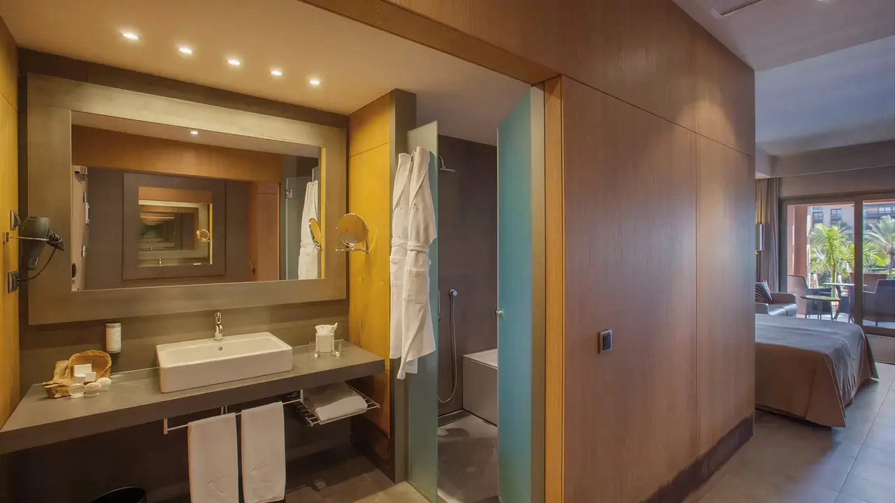 Łazienka w pokoju gościnnym Lopesan Baobab Resort
