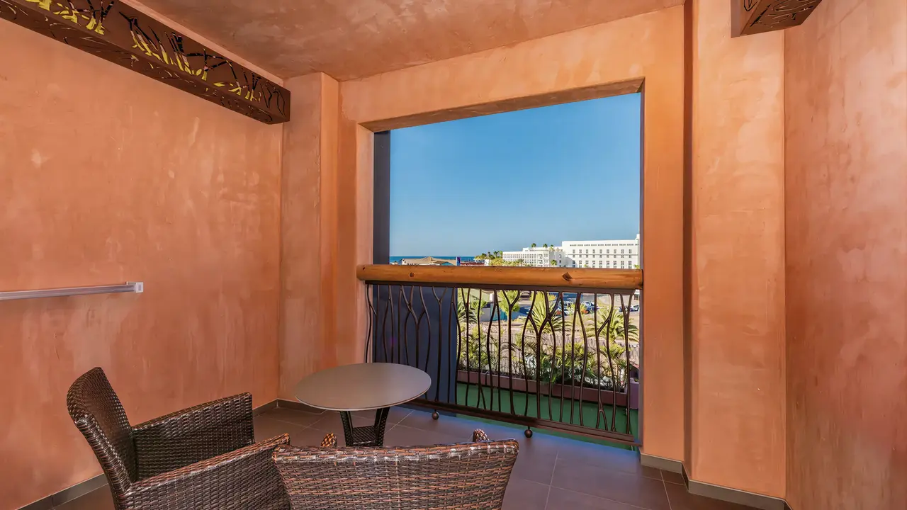 Prywatny balkon z meblami w Lopesan Baobab Resort