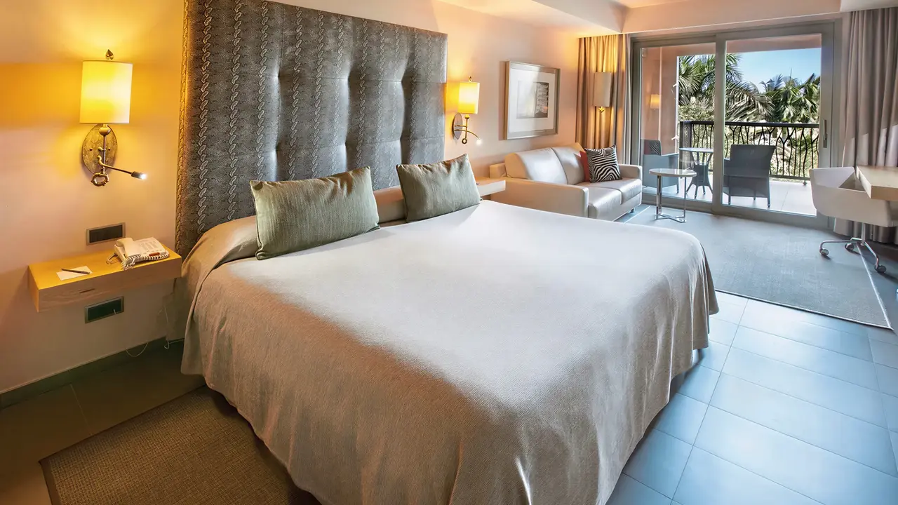 Sypialnia z dużym łóżkiem w Lopesan Baobab Resort