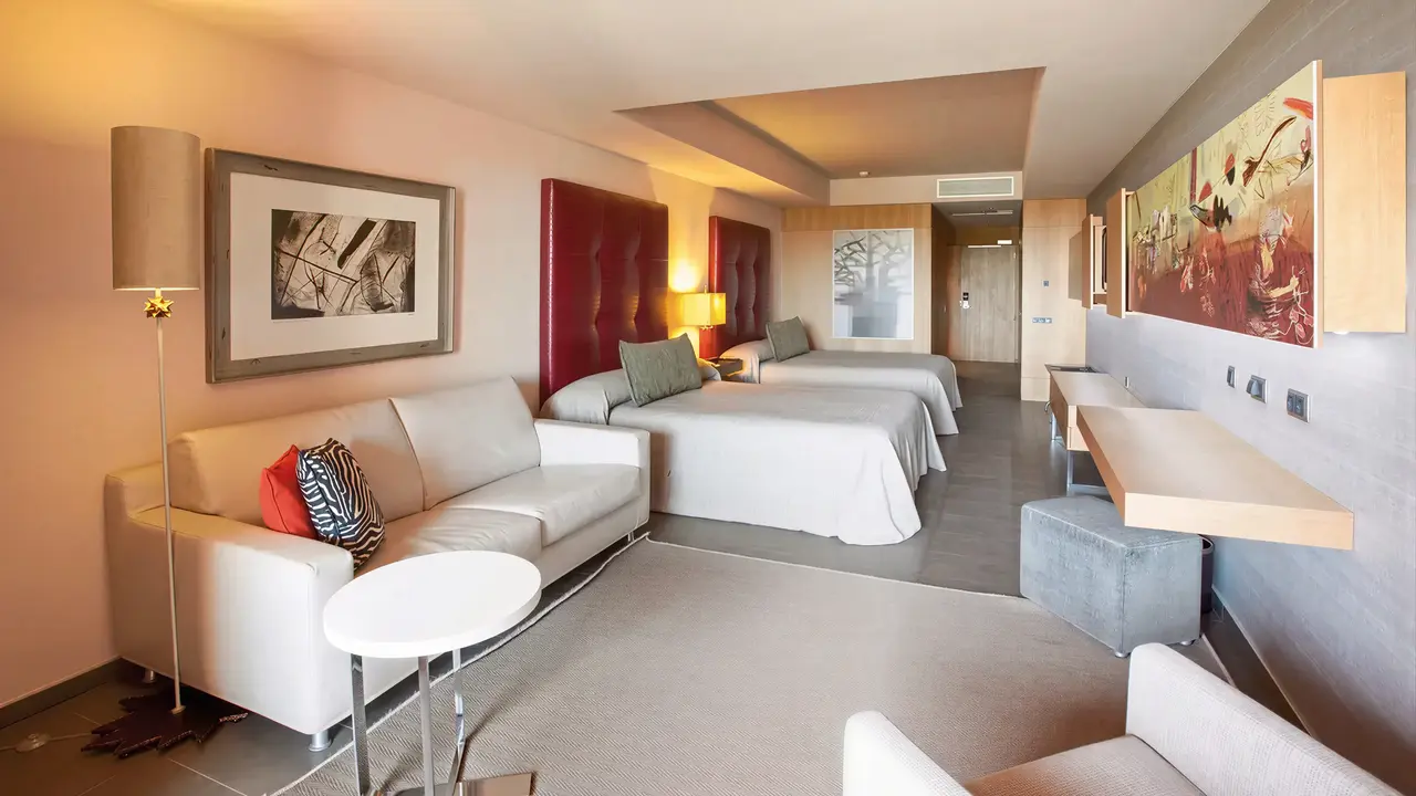 Nowoczesny pokój z łóżkami w Lopesan Baobab Resort